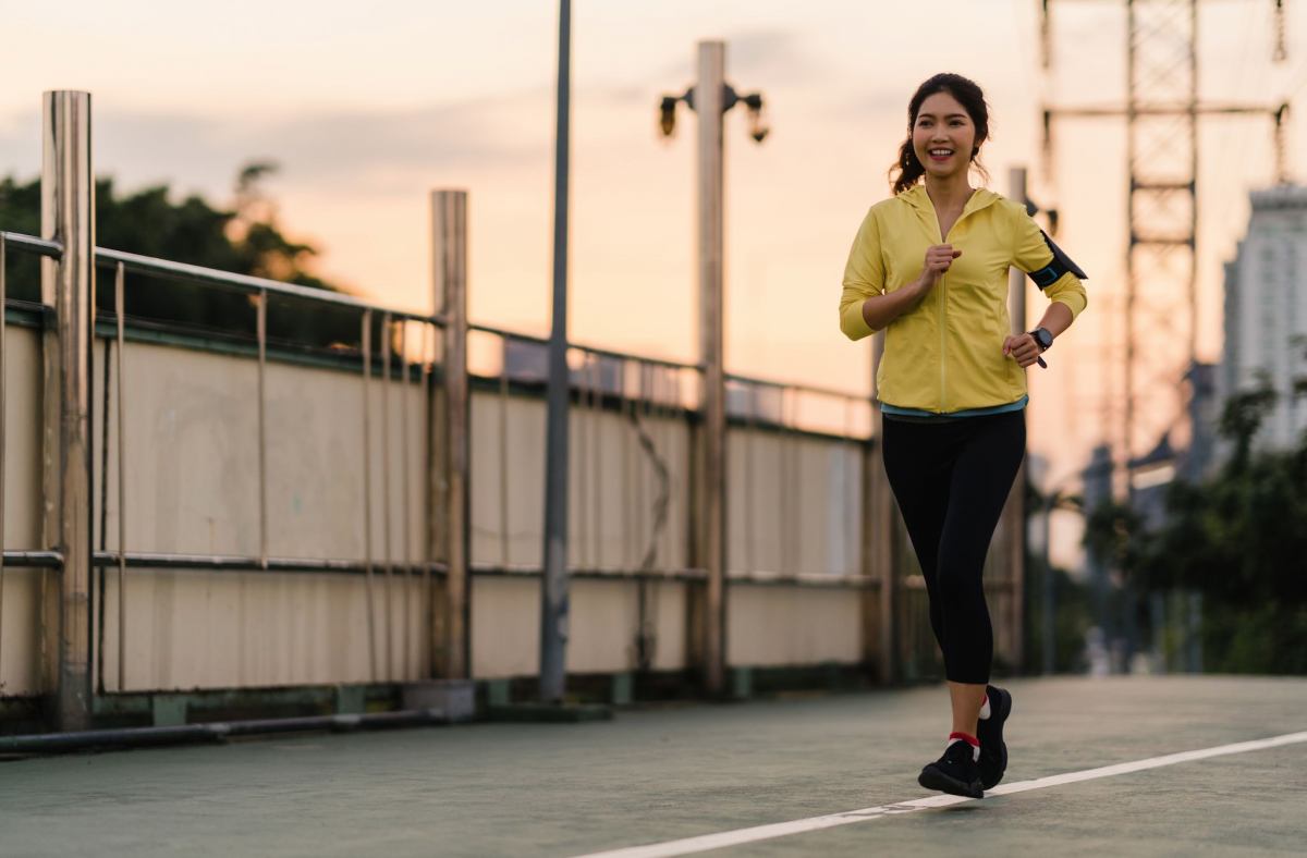 Seorang wanita sedang jogging 